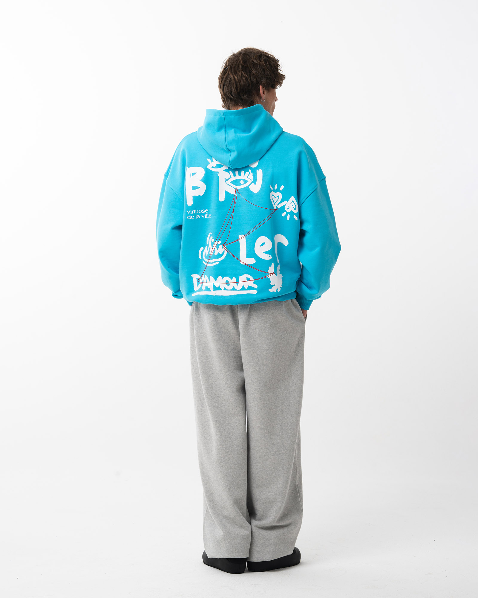 Плотная оверсайз толстовка со спущенной линией плеча ярко голубого цвета с белым принтом и красной вышивкой на спине. Плотность 500 грамм.