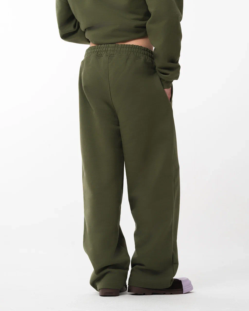 оверсайз брюки оливкового цвета 