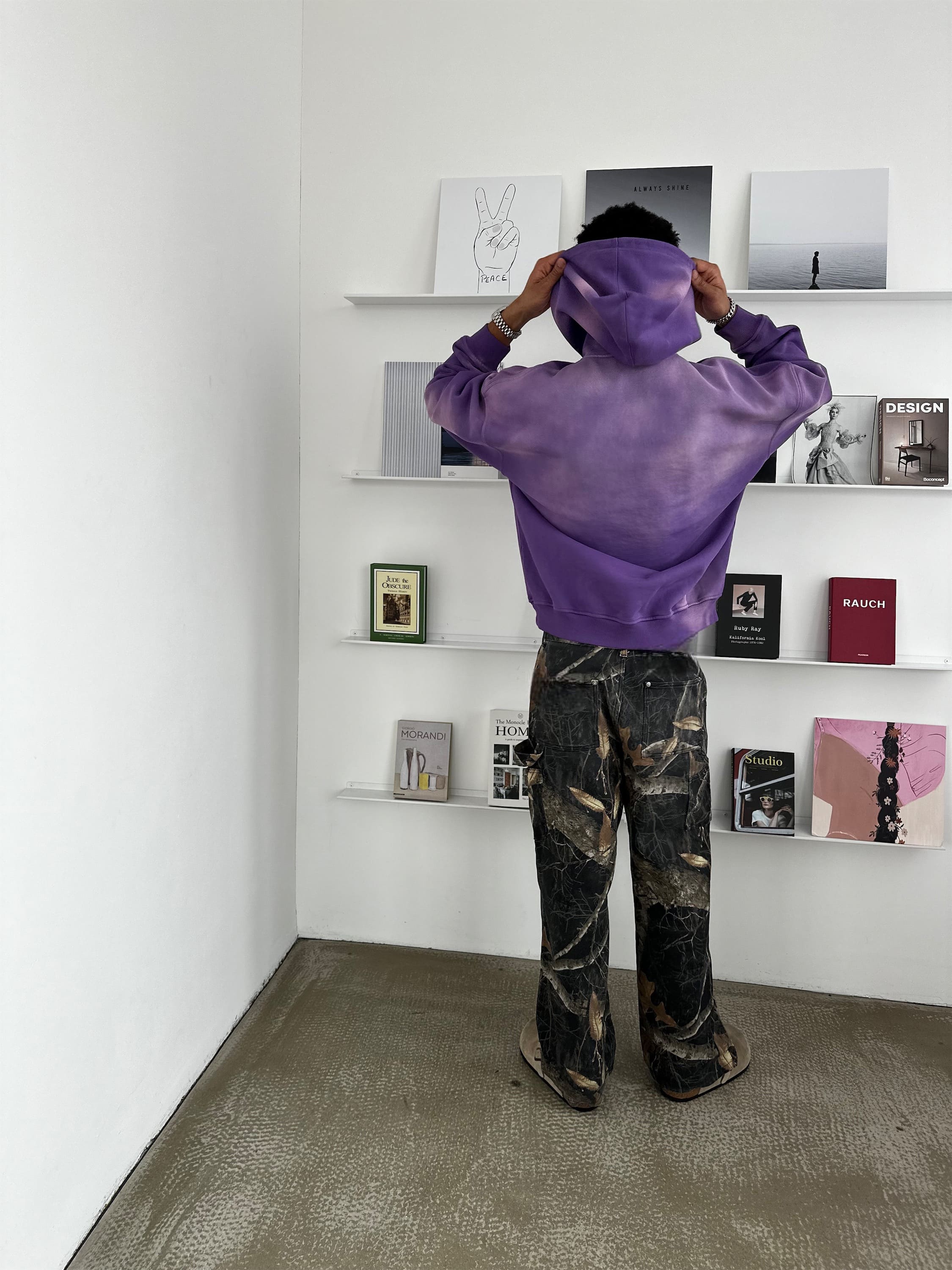 Плотная оверсайз толстовка фиолетового цвета с выпуклым шевроном и белой вышивкой на груди