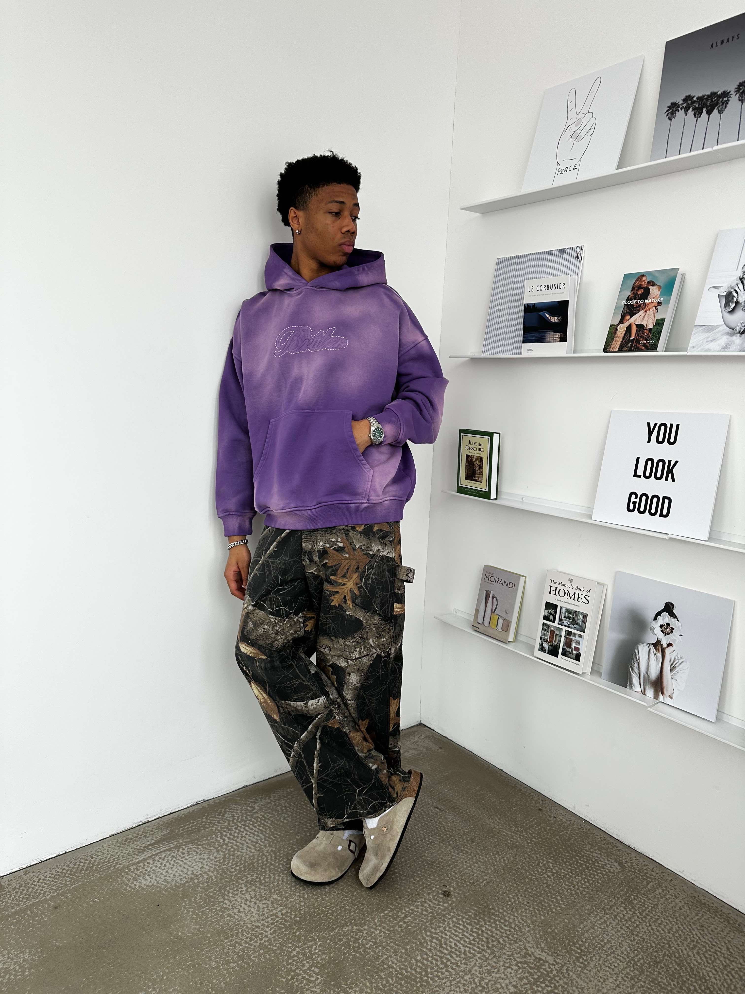 Плотная оверсайз толстовка фиолетового цвета с выпуклым шевроном и белой вышивкой на груди