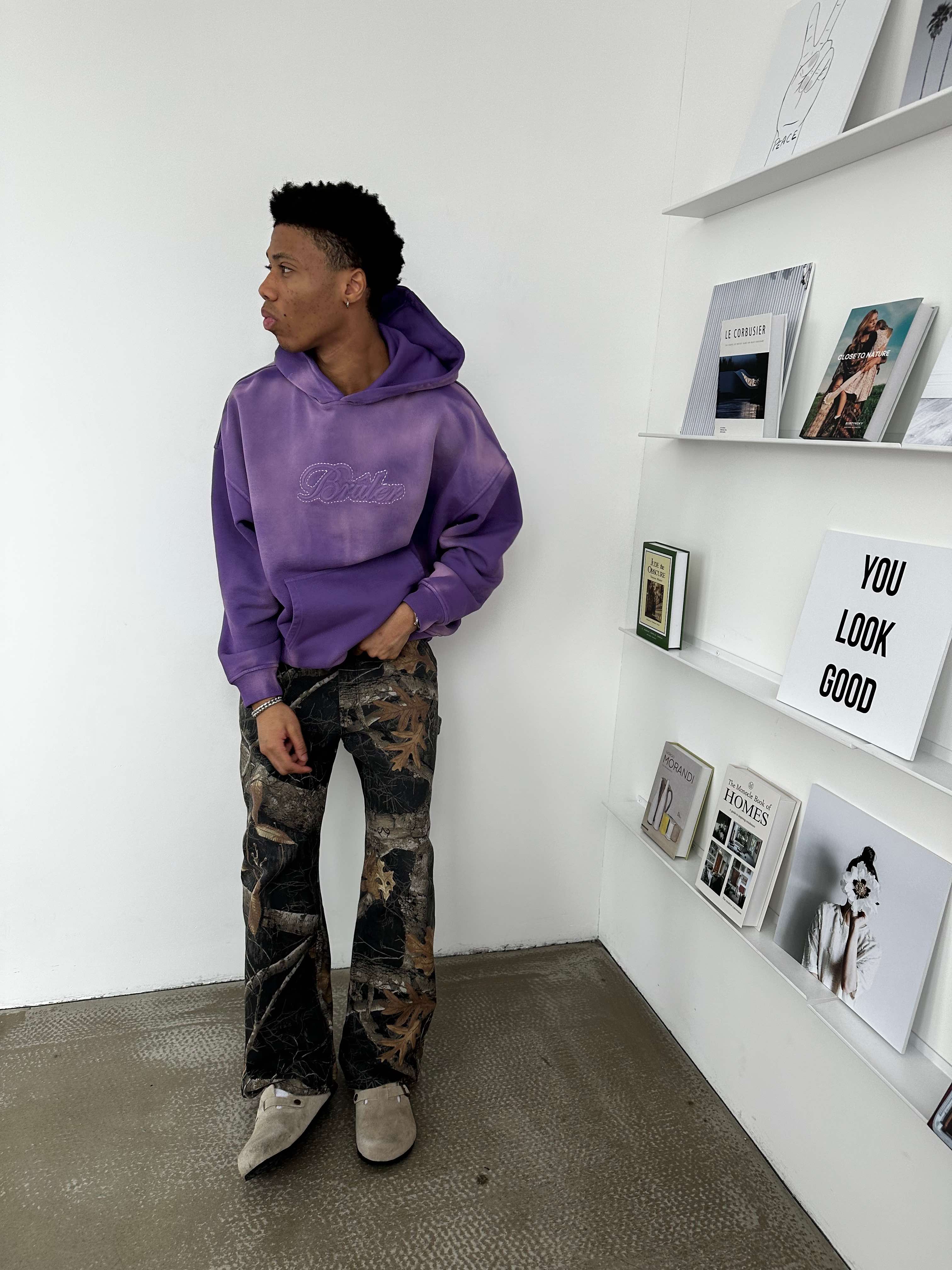 Плотная оверсайз толстовка фиолетового цвета с выпуклым шевроном и белой вышивкой на груди