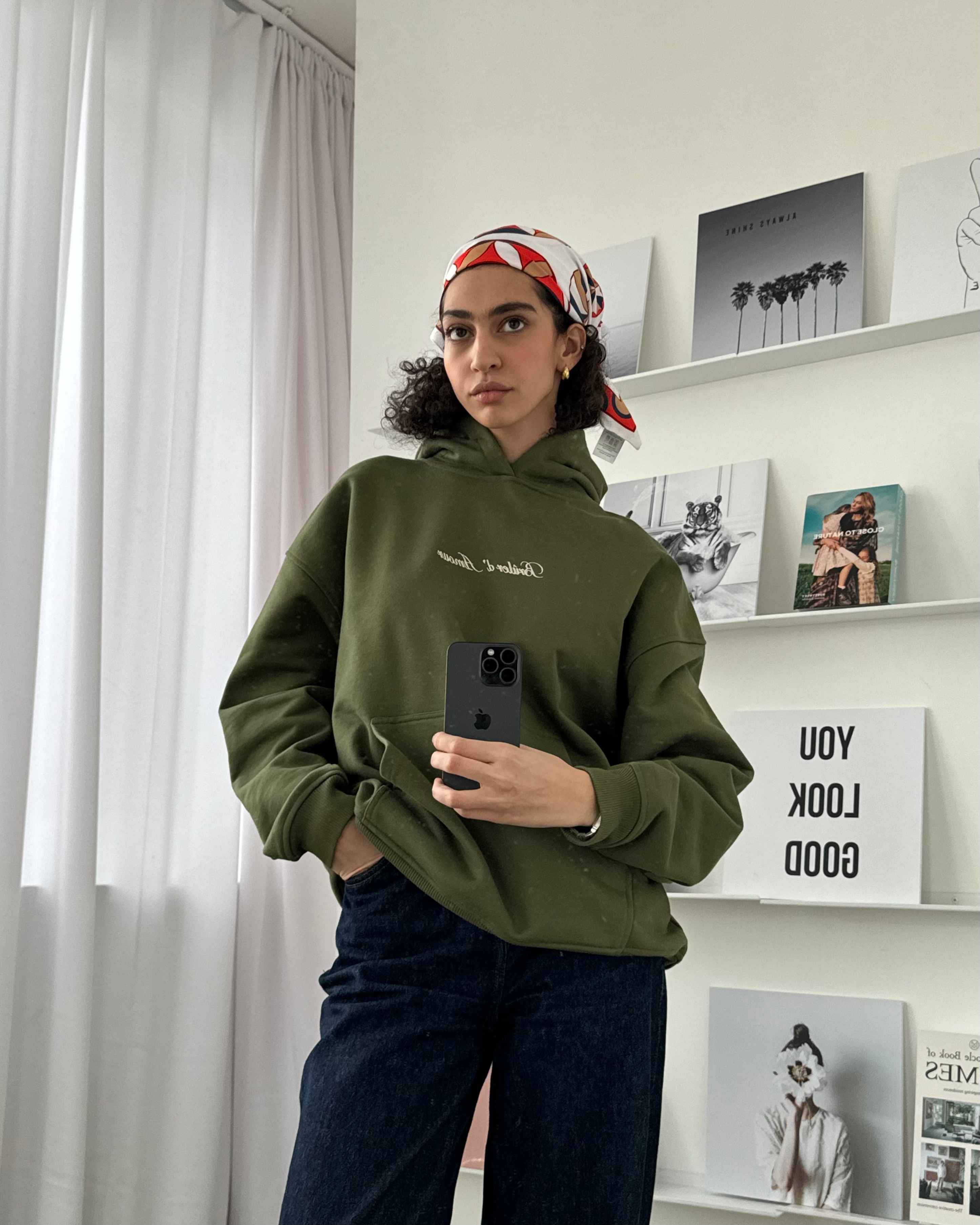 Плотная базовая оверсайз толстовка оливкового цвета с фирменной вышивкой на груди. Плотность 480 грамм.

Состав: 100% хлопок
