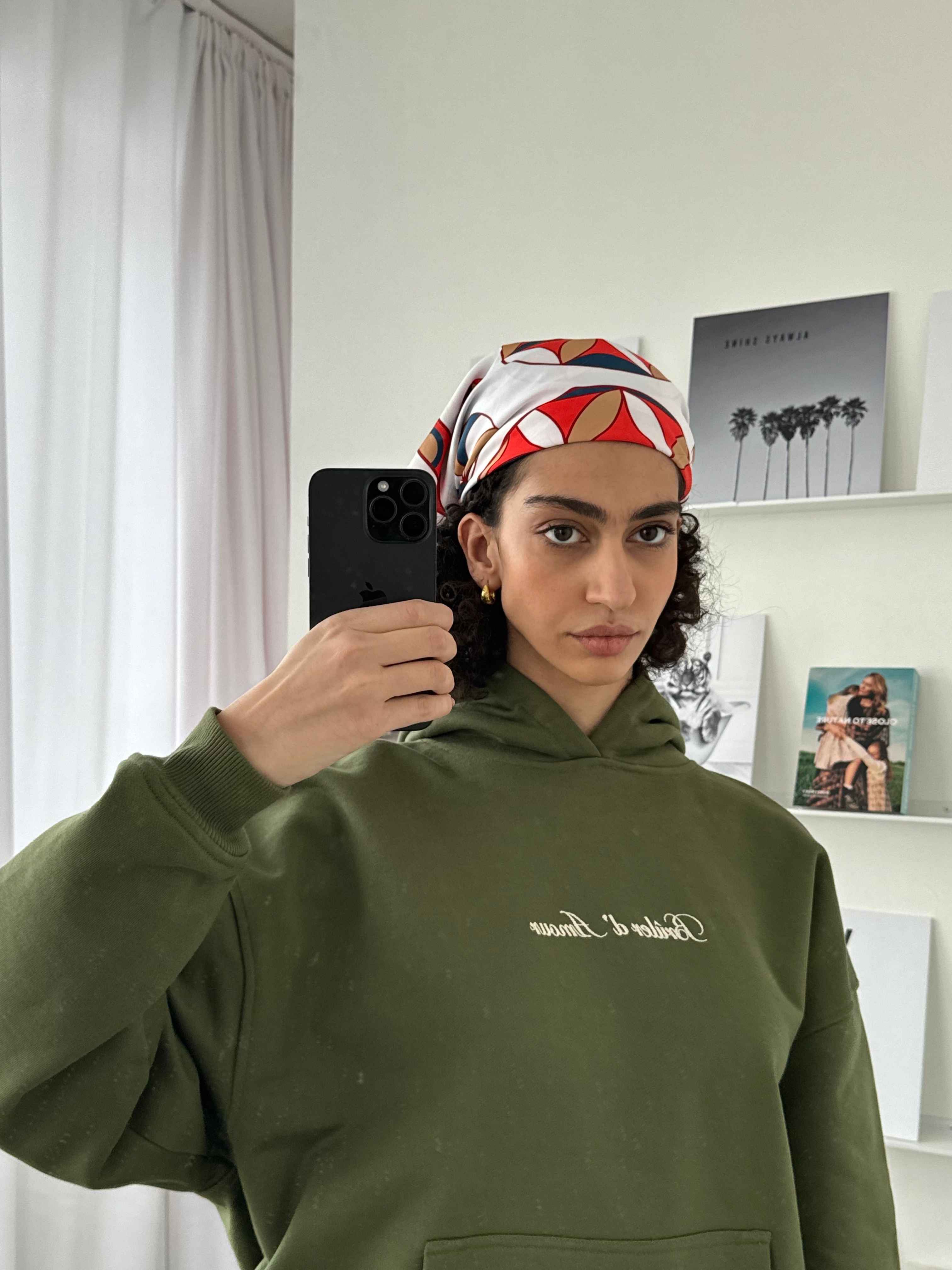 Плотная базовая оверсайз толстовка оливкового цвета с фирменной вышивкой на груди. Плотность 480 грамм.

Состав: 100% хлопок
