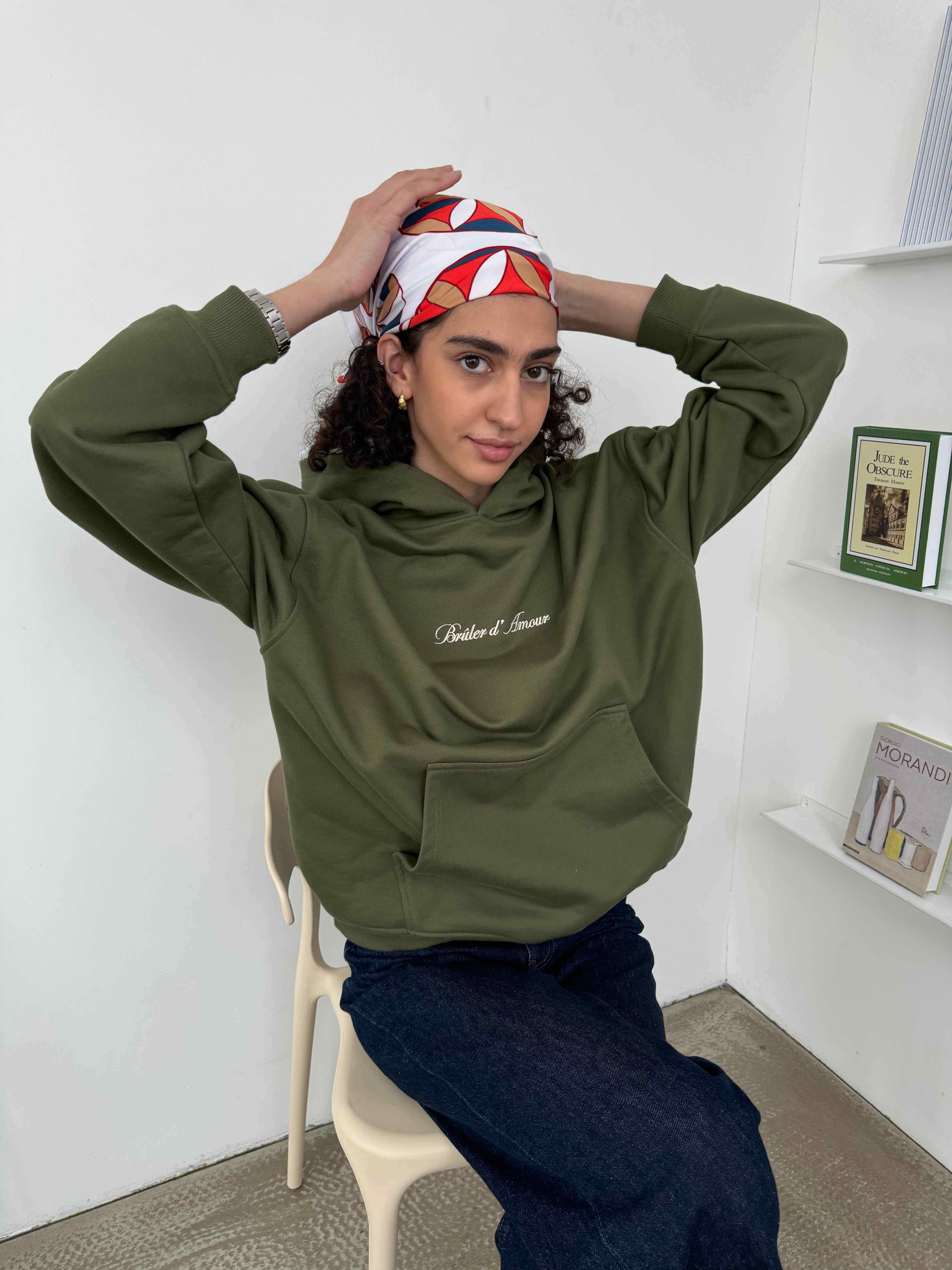 Плотная базовая оверсайз толстовка оливкового цвета с фирменной вышивкой на груди. Плотность 480 грамм.

Состав: 100% хлопок
