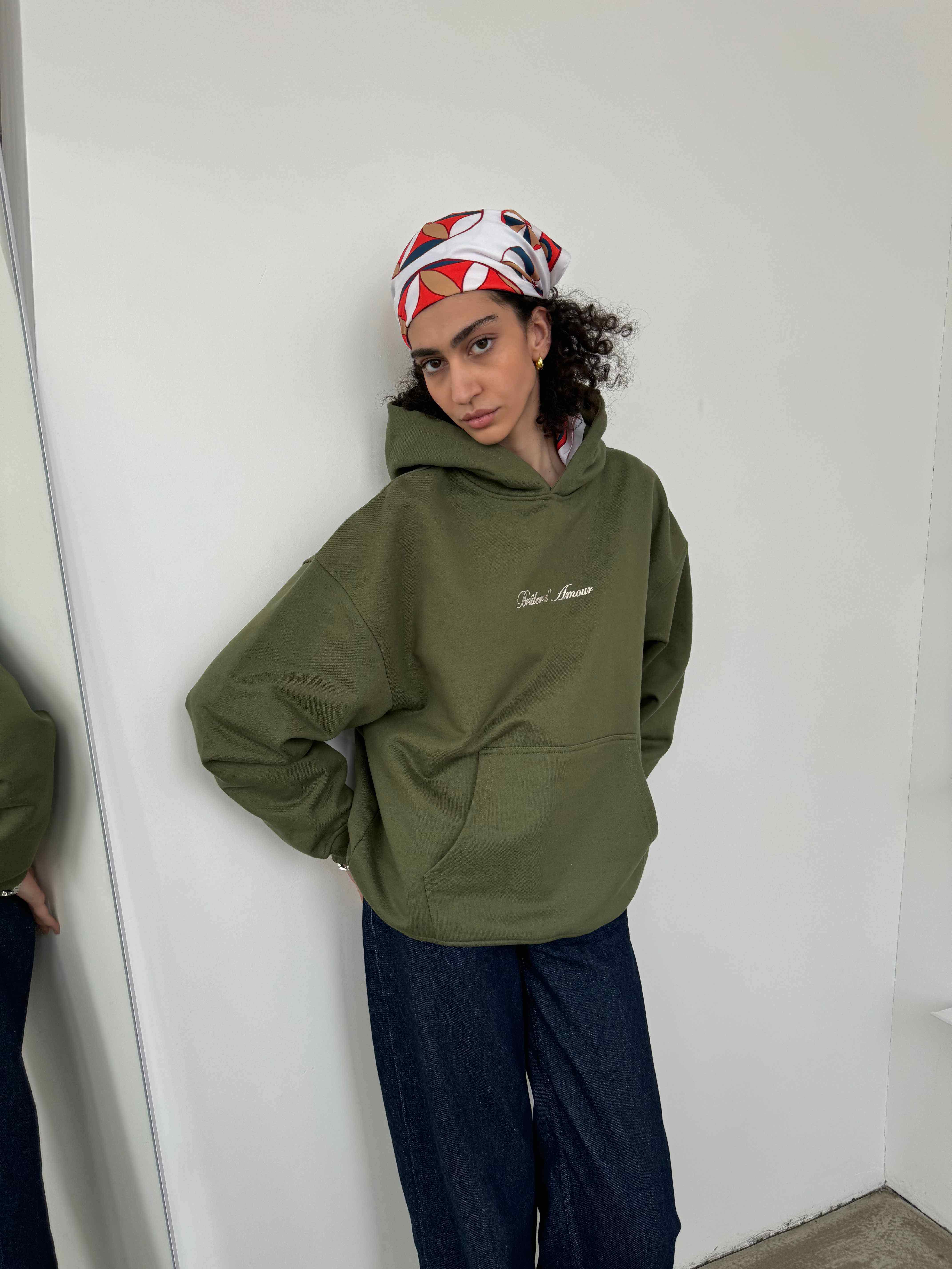 Плотная базовая оверсайз толстовка оливкового цвета с фирменной вышивкой на груди. Плотность 480 грамм.

Состав: 100% хлопок
