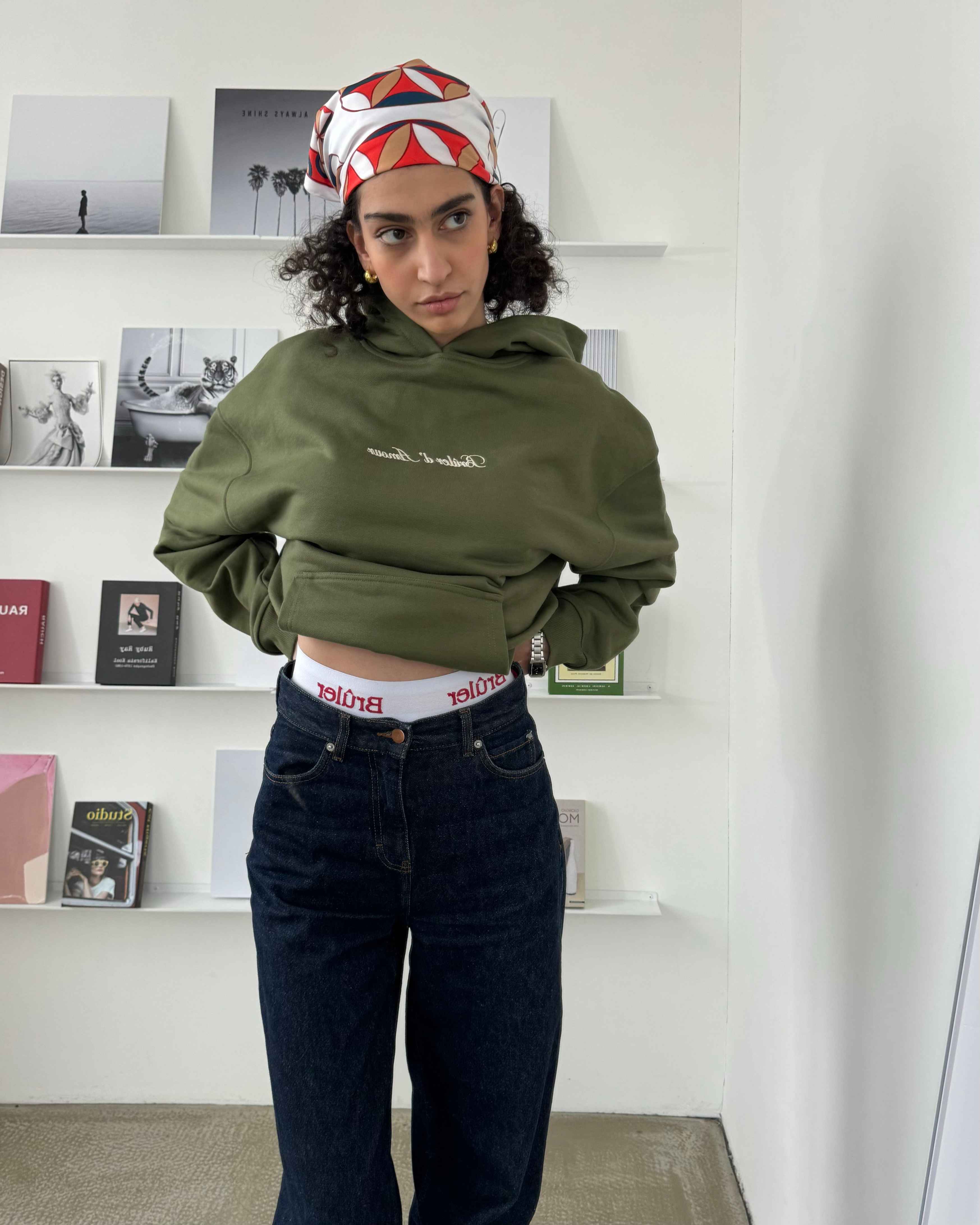 Плотная базовая оверсайз толстовка оливкового цвета с фирменной вышивкой на груди. Плотность 480 грамм.

Состав: 100% хлопок
