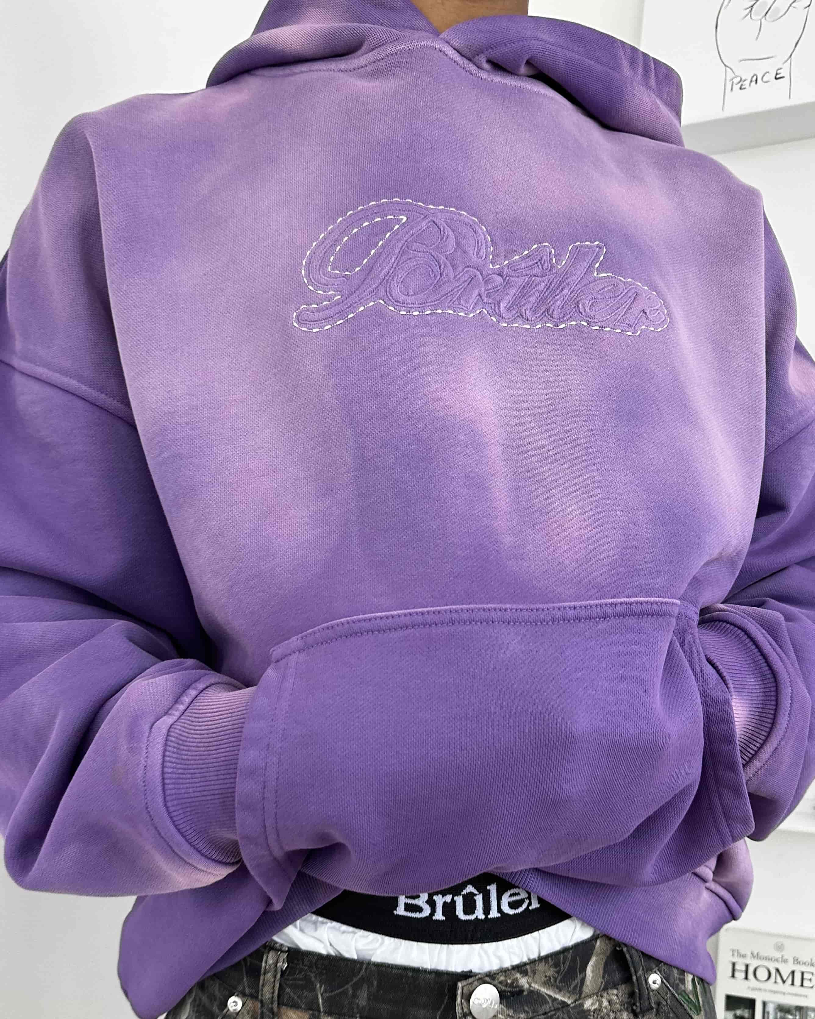Плотная оверсайз толстовка фиолетового цвета с выпуклым шевроном и белой вышивкой на груди