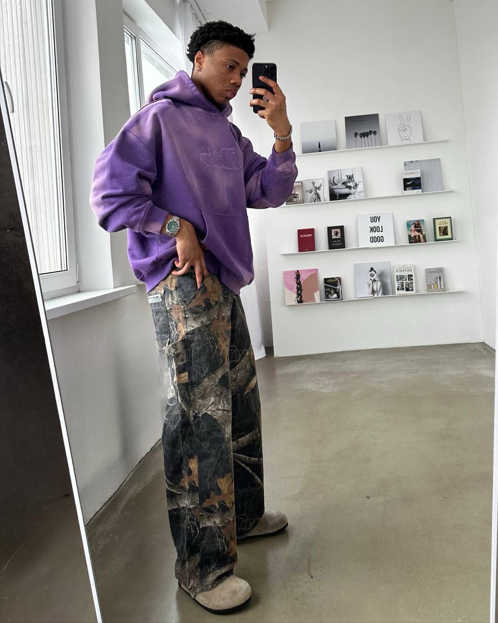 Плотная оверсайз толстовка фиолетового цвета с выпуклым шевроном и белой вышивкой на груди