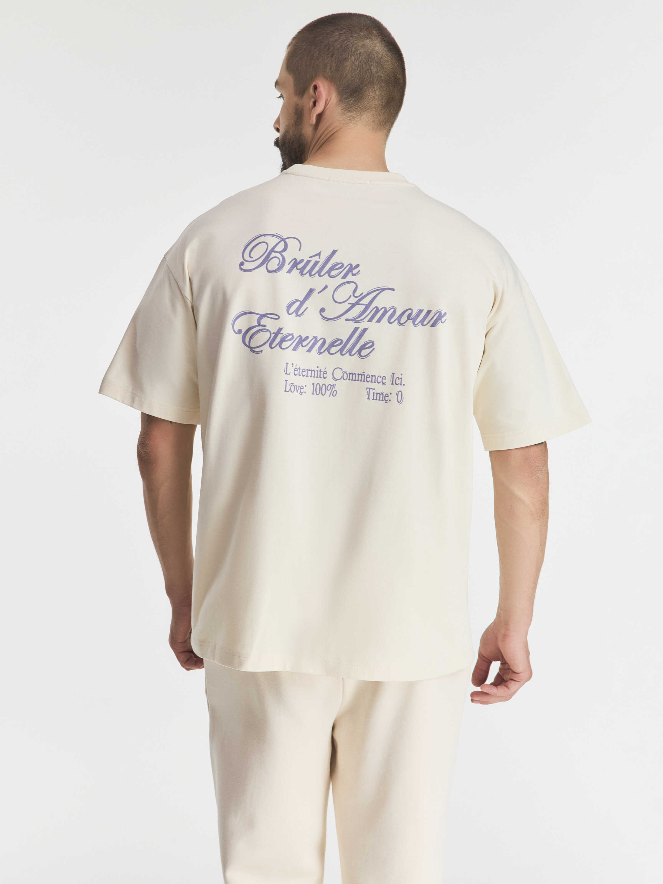 футболка с фиолетовым принтом