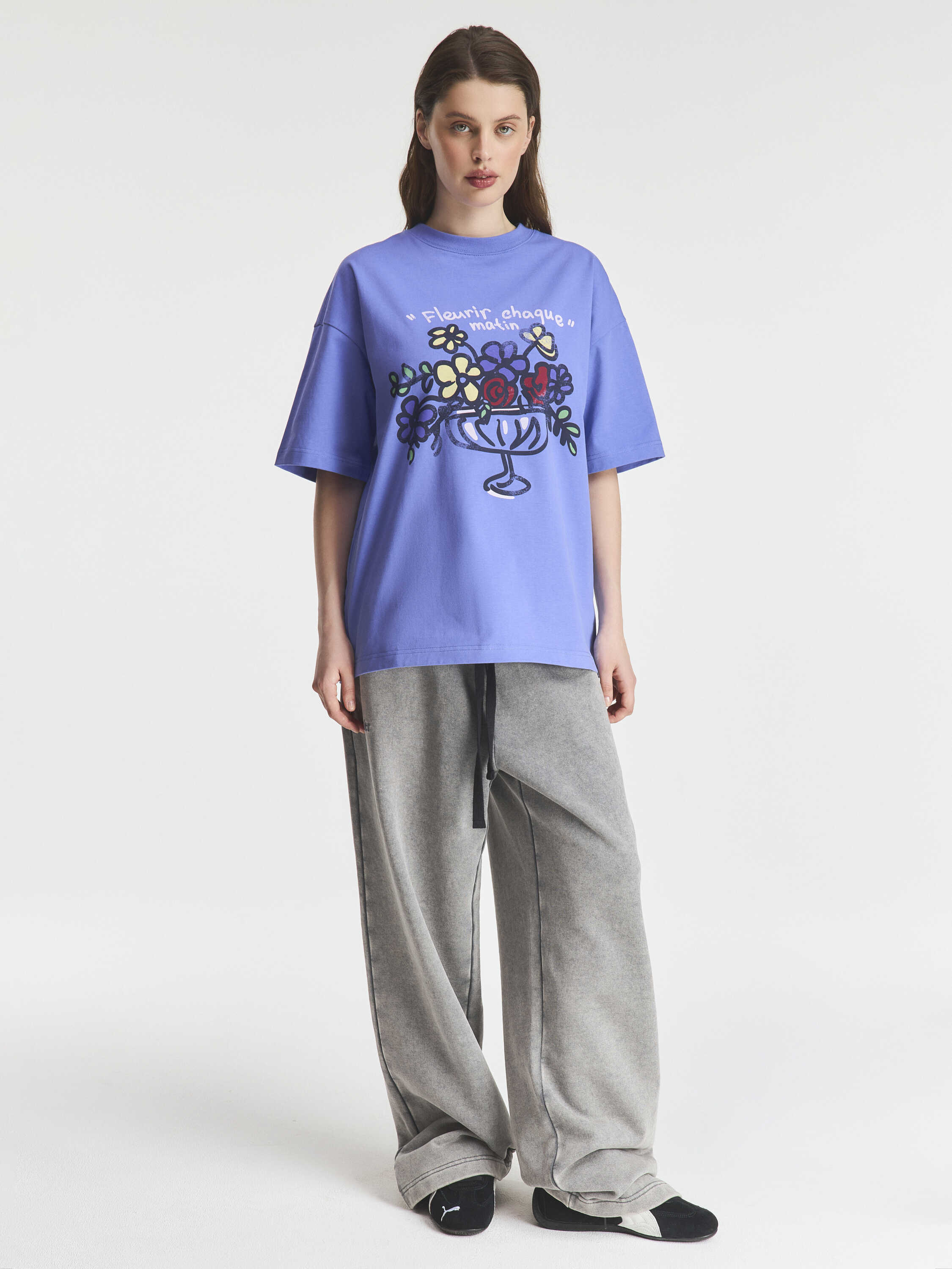 фиолетовая футболка