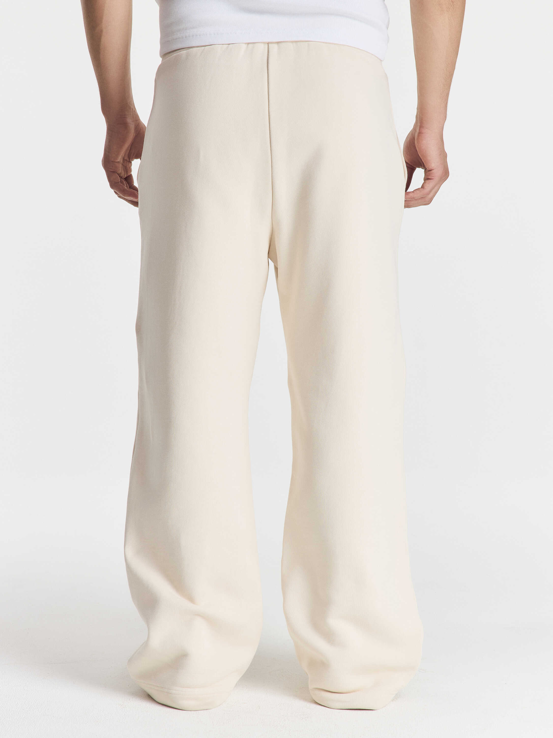 брюки с карманом и шнурком на поясе