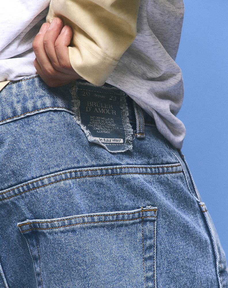 Синие джинсы свободного кроя