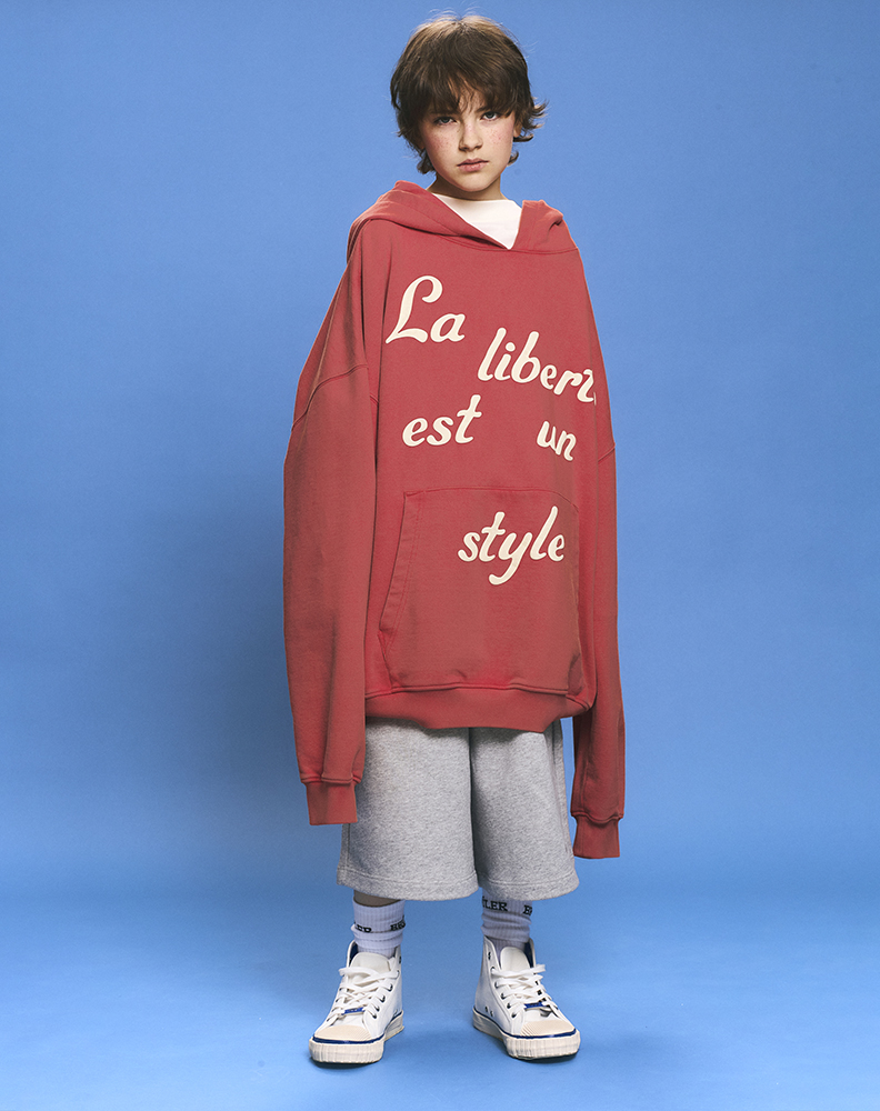 Оверсайз худи красного цвета с принтом на груди