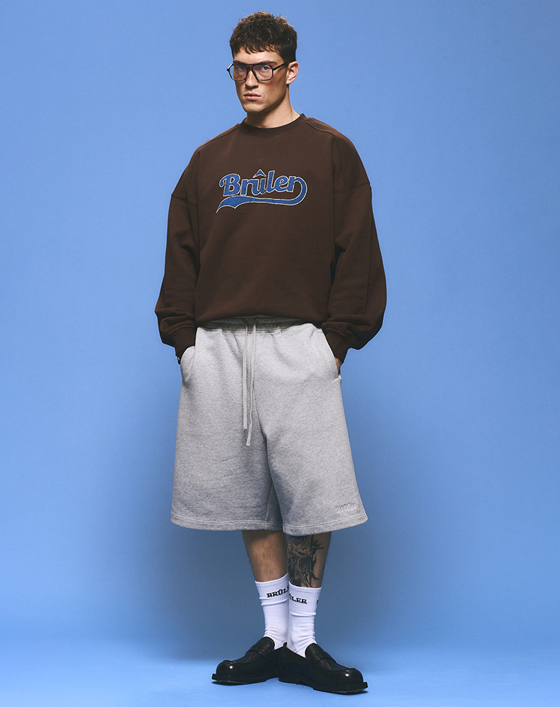 Свитшот коричневого цвета с принтом на груди