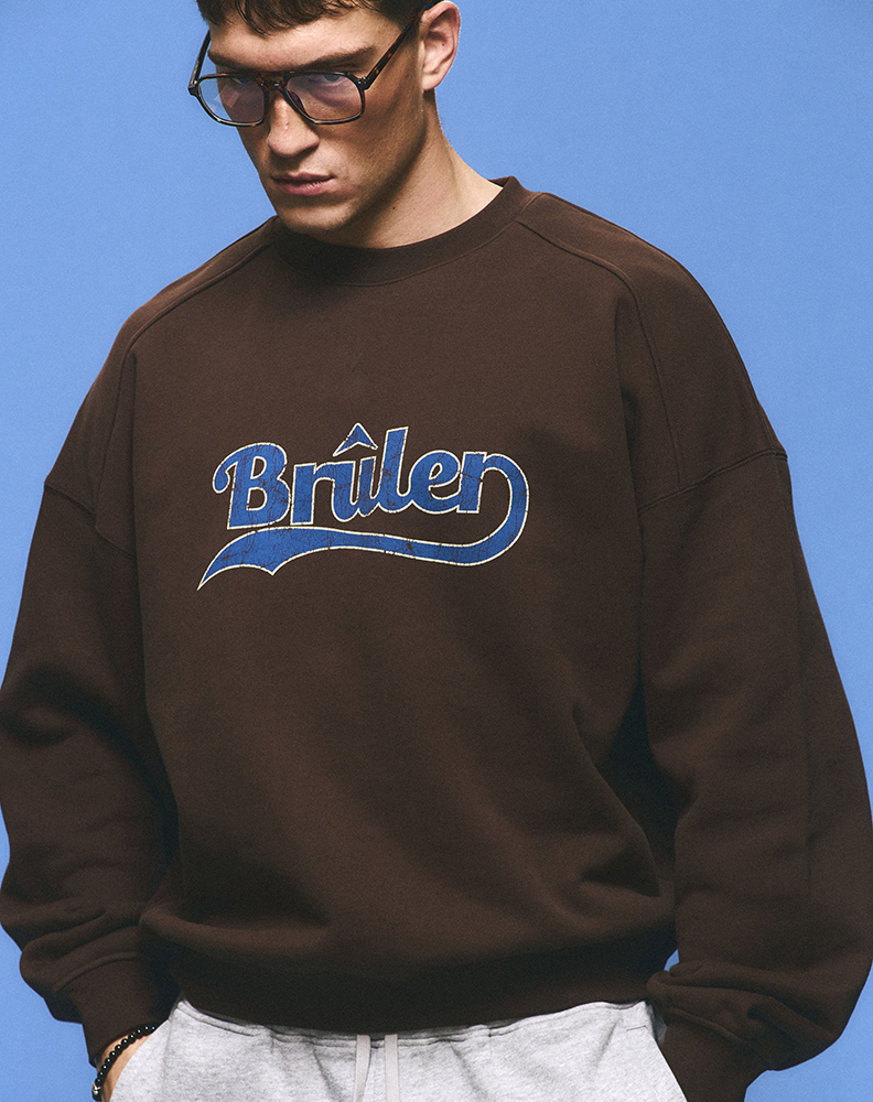 Свитшот коричневого цвета с принтом на груди