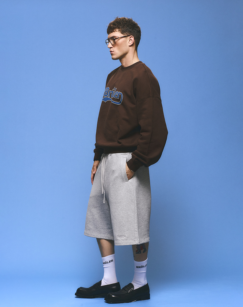 Свитшот коричневого цвета с принтом на груди