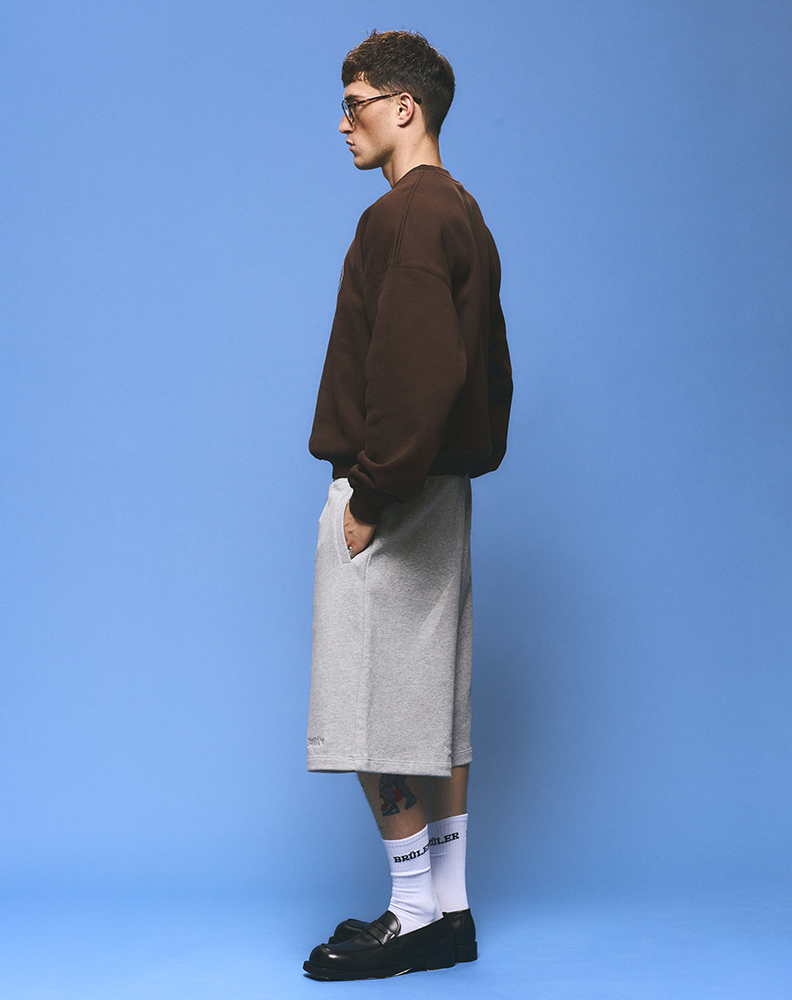 Свитшот коричневого цвета с принтом на груди