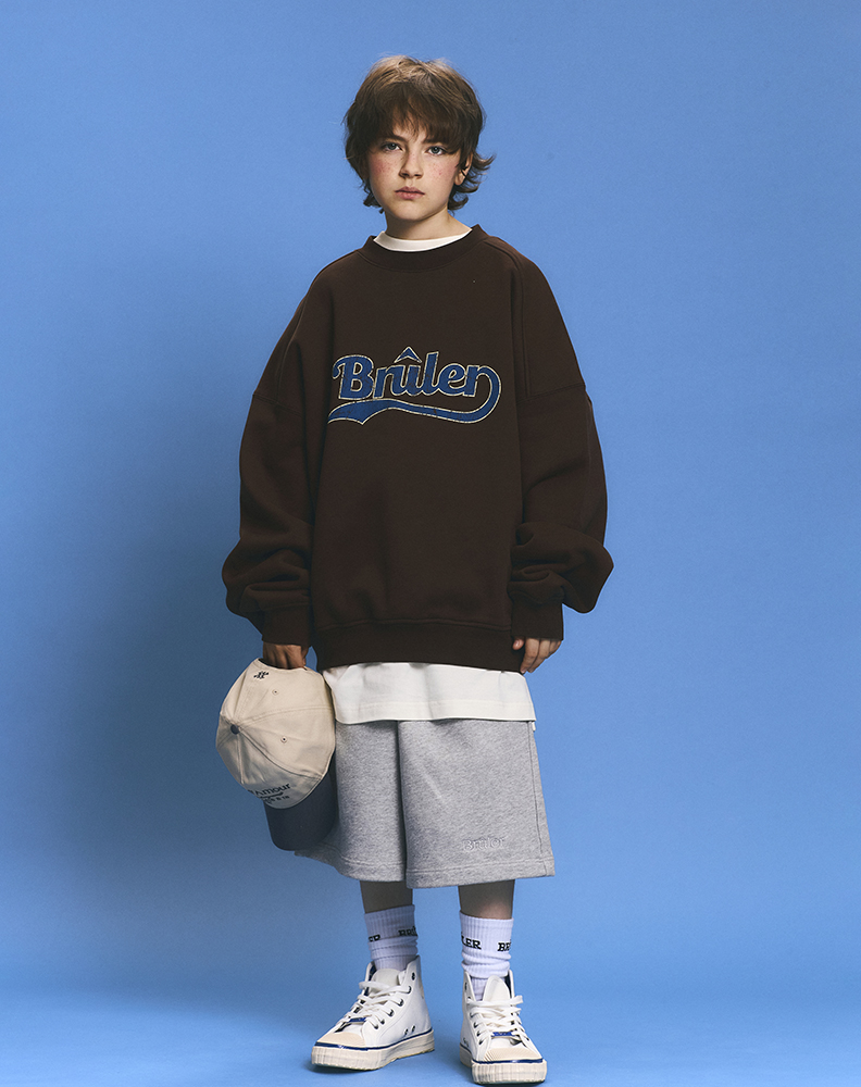 Свитшот коричневого цвета с принтом на груди