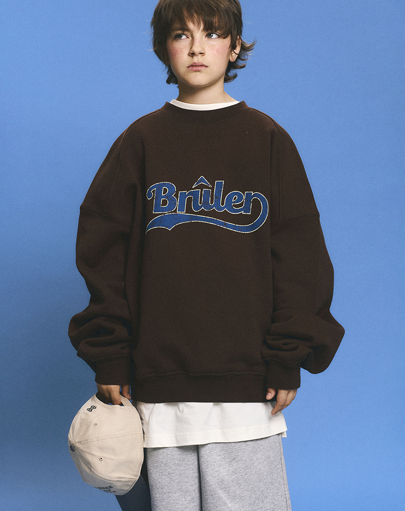 Свитшот коричневого цвета с принтом на груди