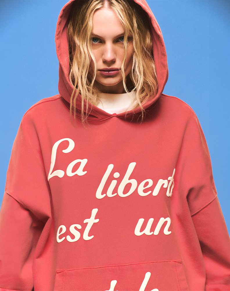 Оверсайз худи красного цвета с принтом на груди