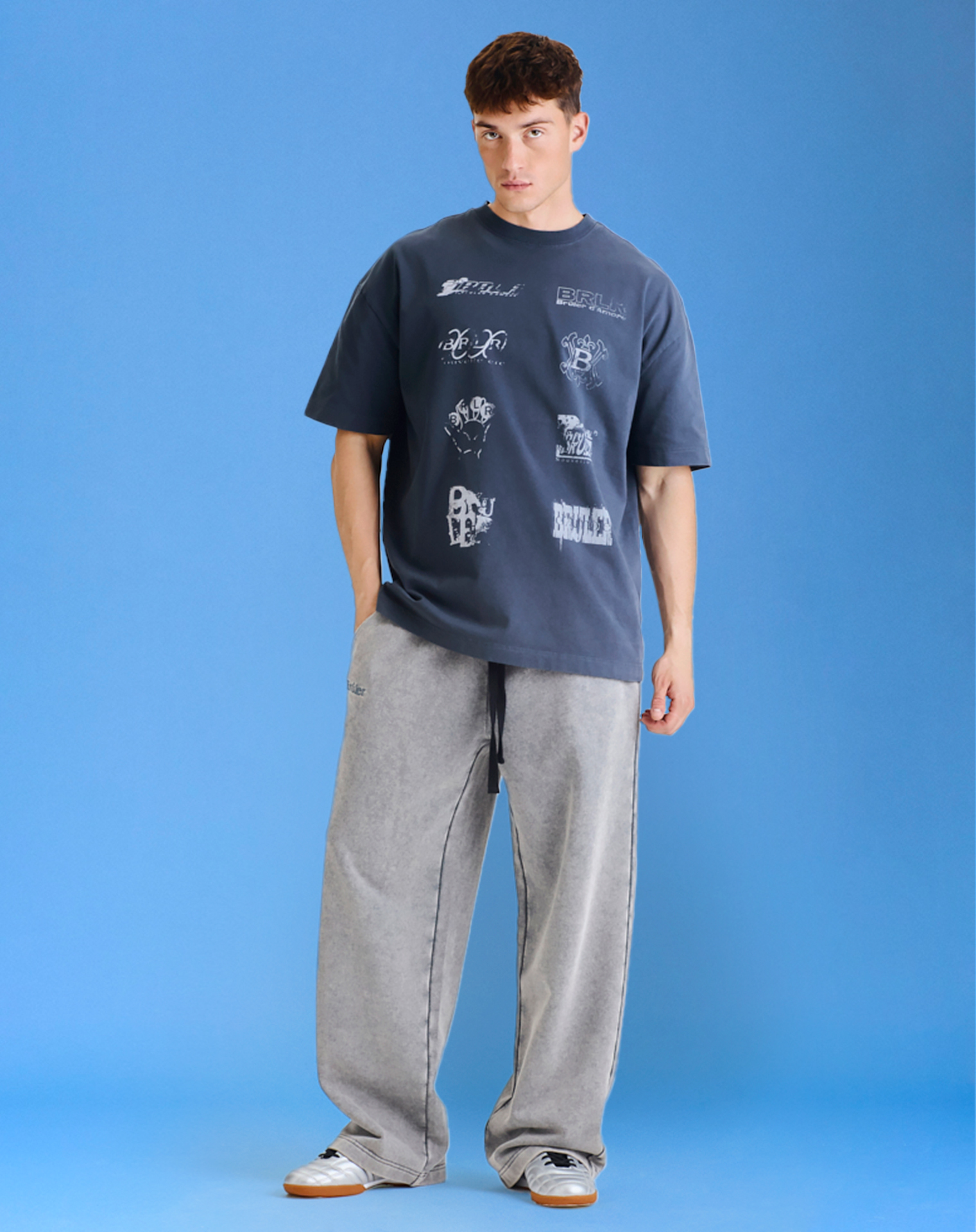 Оверсайз футболка серого цвета с принтом на груди