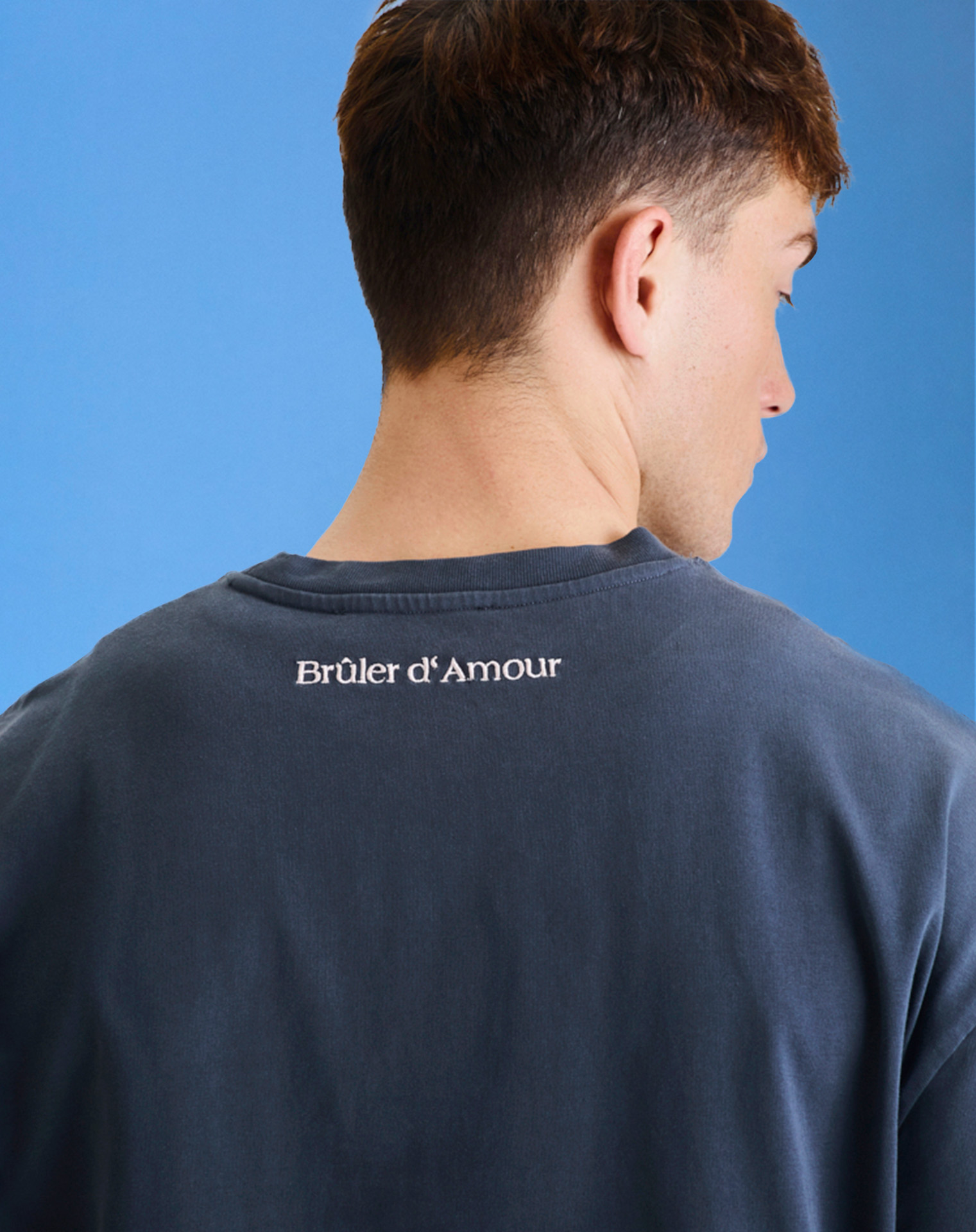 Оверсайз футболка серого цвета с принтом на груди