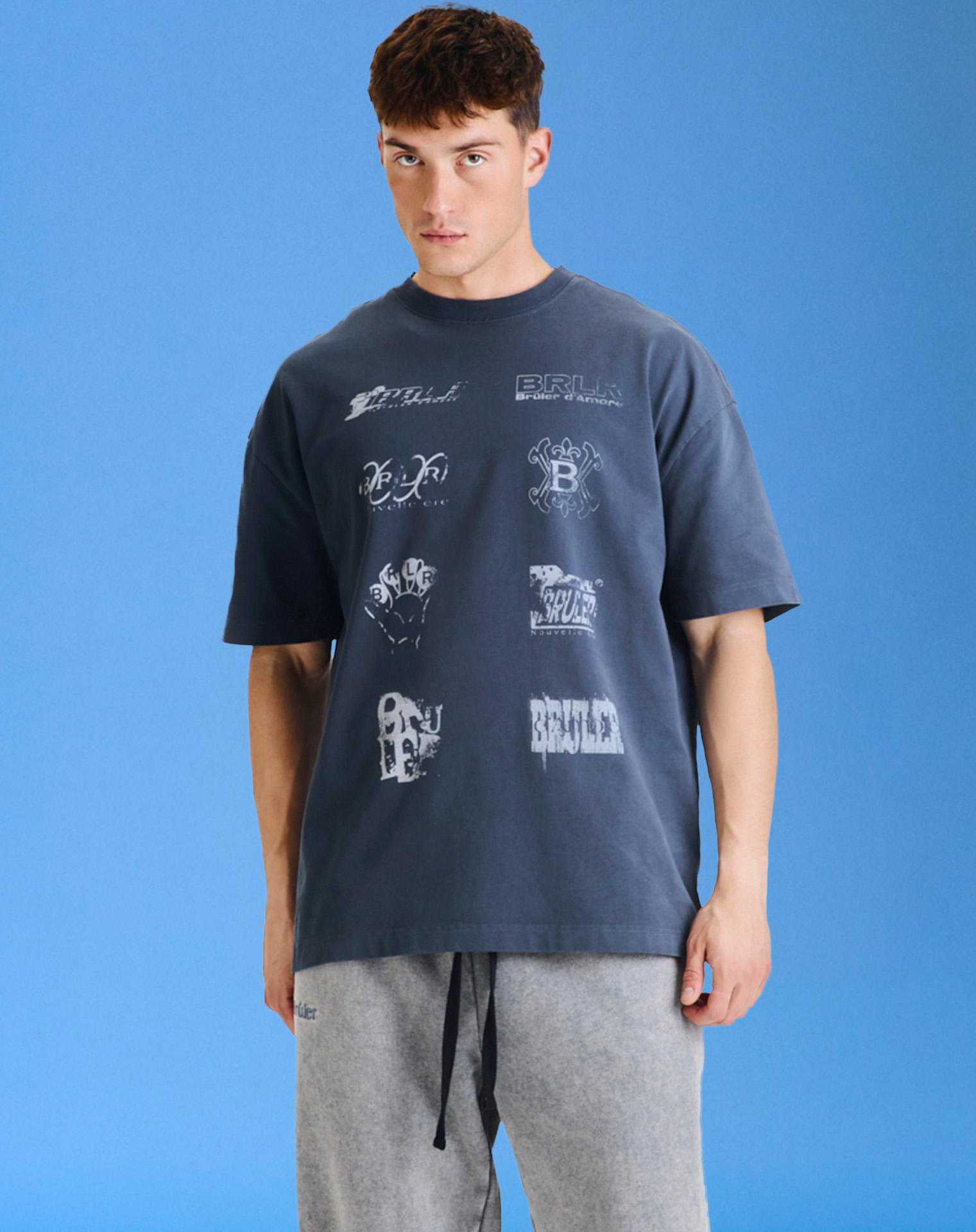 Оверсайз футболка серого цвета с принтом на груди