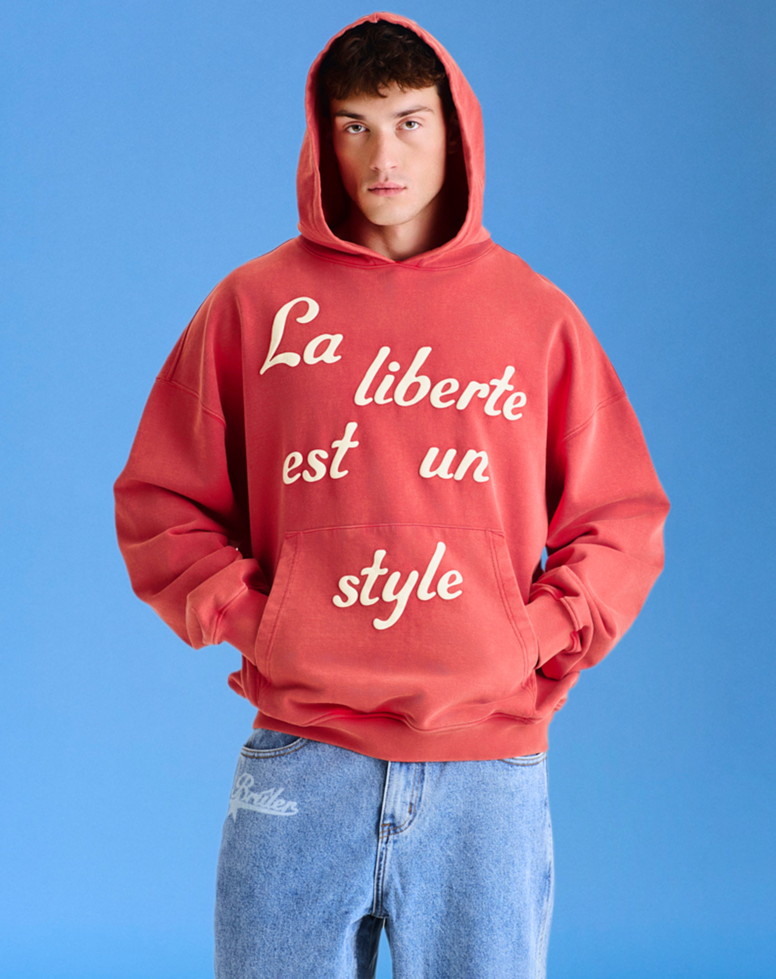 Оверсайз худи красного цвета с принтом на груди