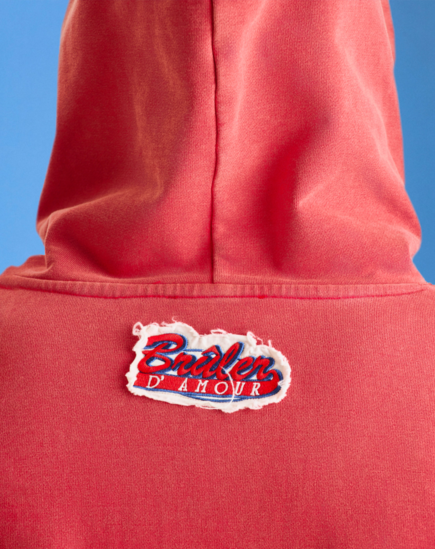 Оверсайз худи красного цвета с принтом на груди