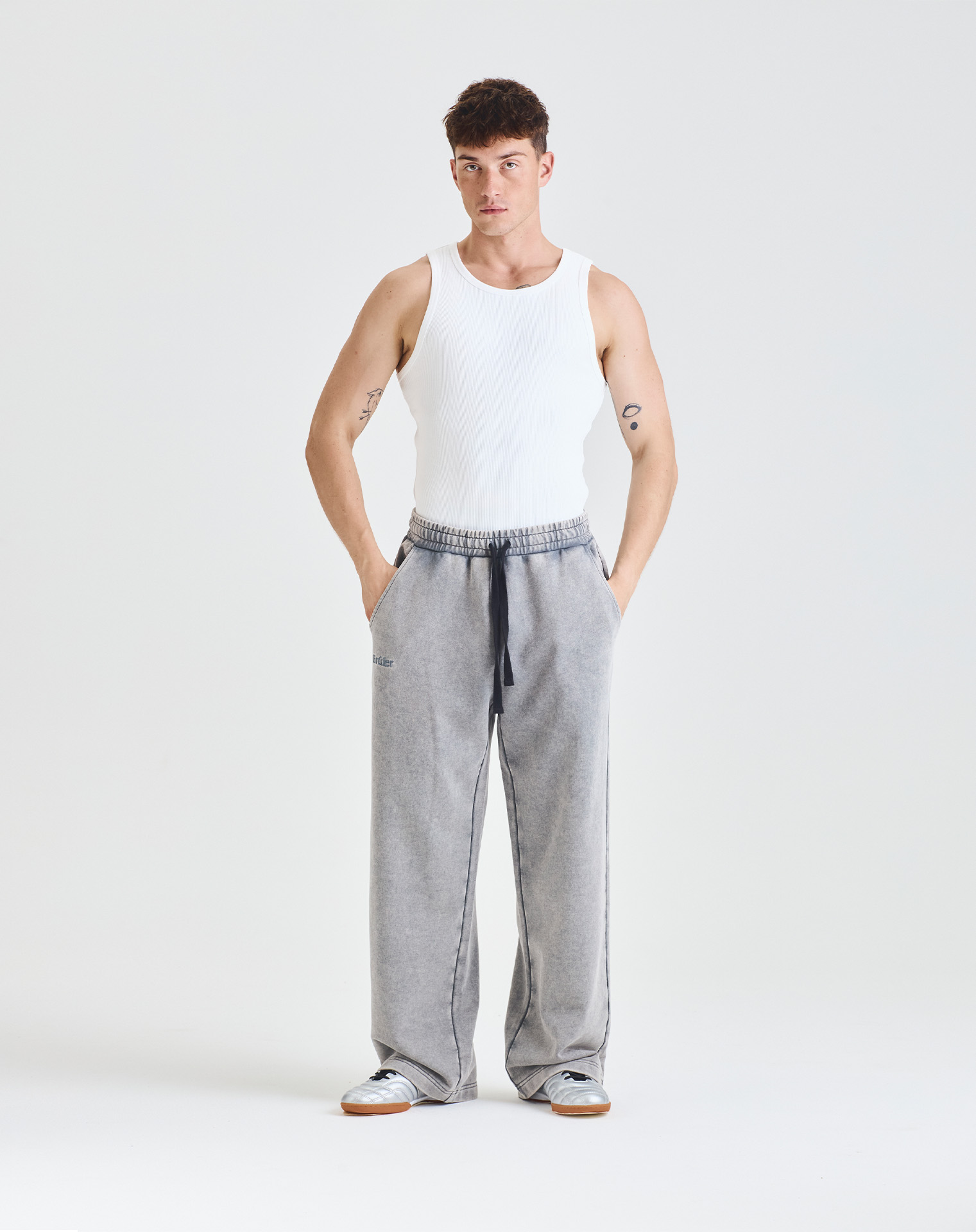 Спортивные оверсайз брюки серого цвета с эффектом варки