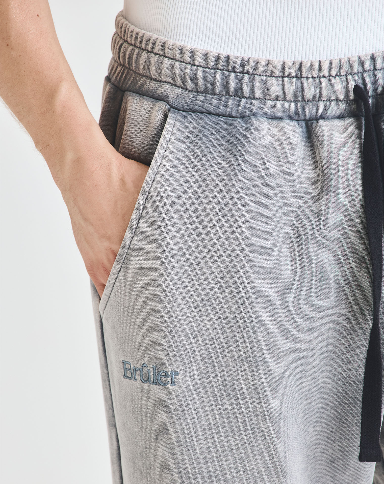 Спортивные оверсайз брюки серого цвета с эффектом варки