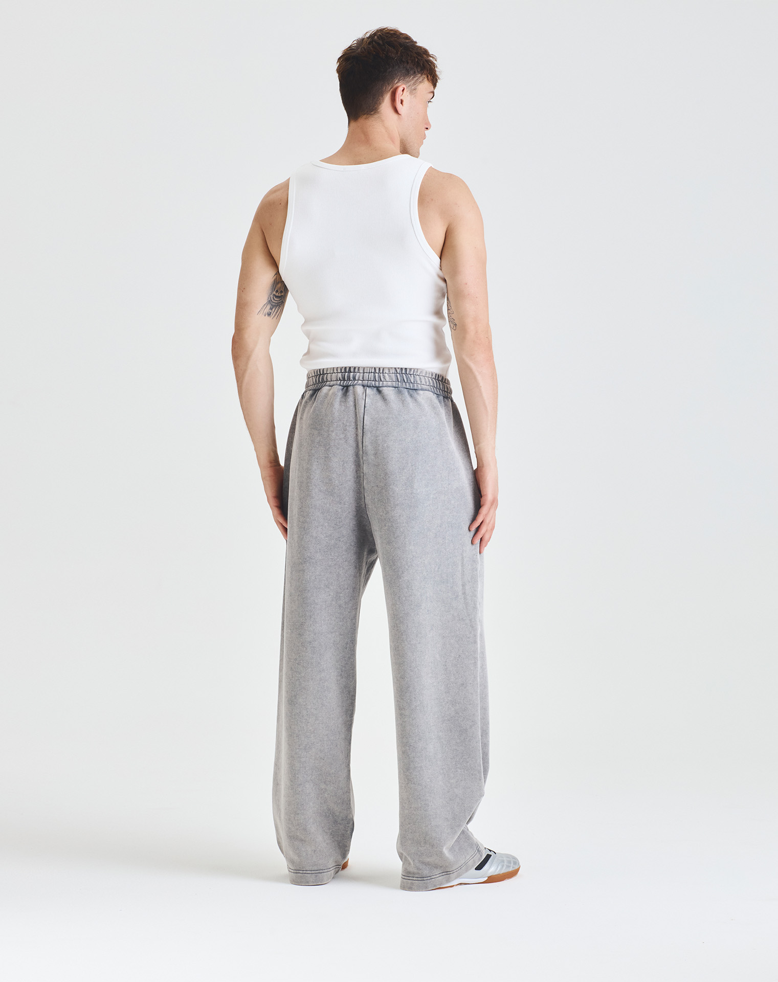 Спортивные оверсайз брюки серого цвета с эффектом варки
