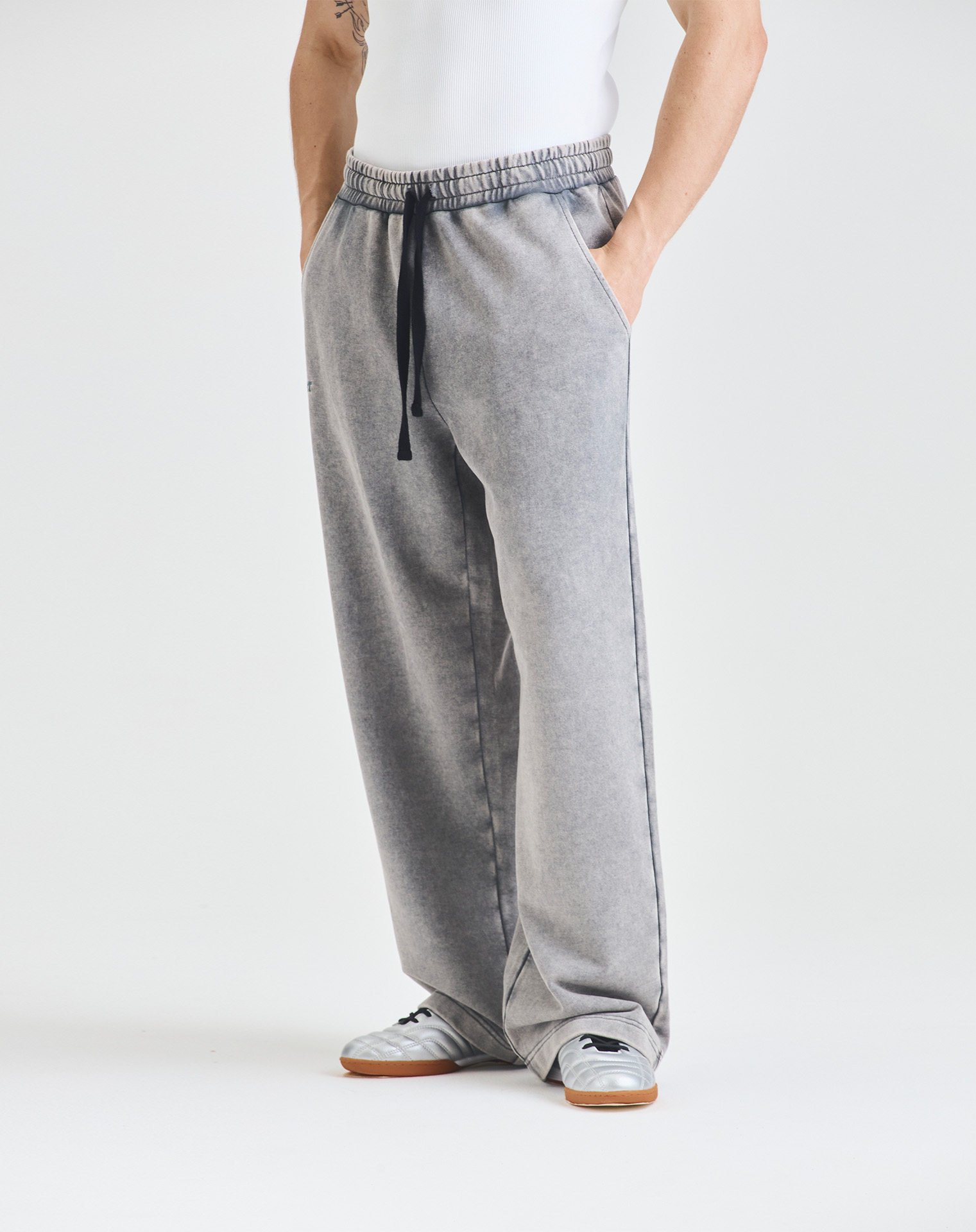 Спортивные оверсайз брюки серого цвета с эффектом варки