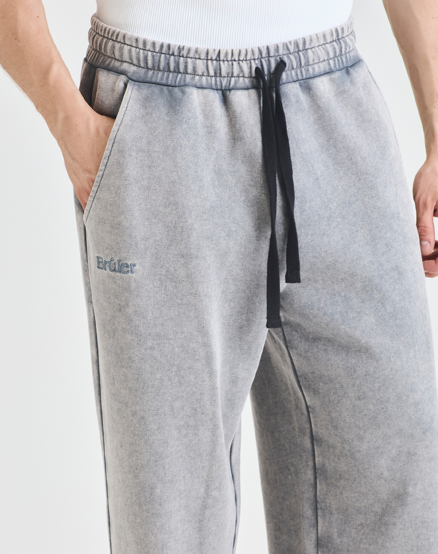 Спортивные оверсайз брюки серого цвета с эффектом варки