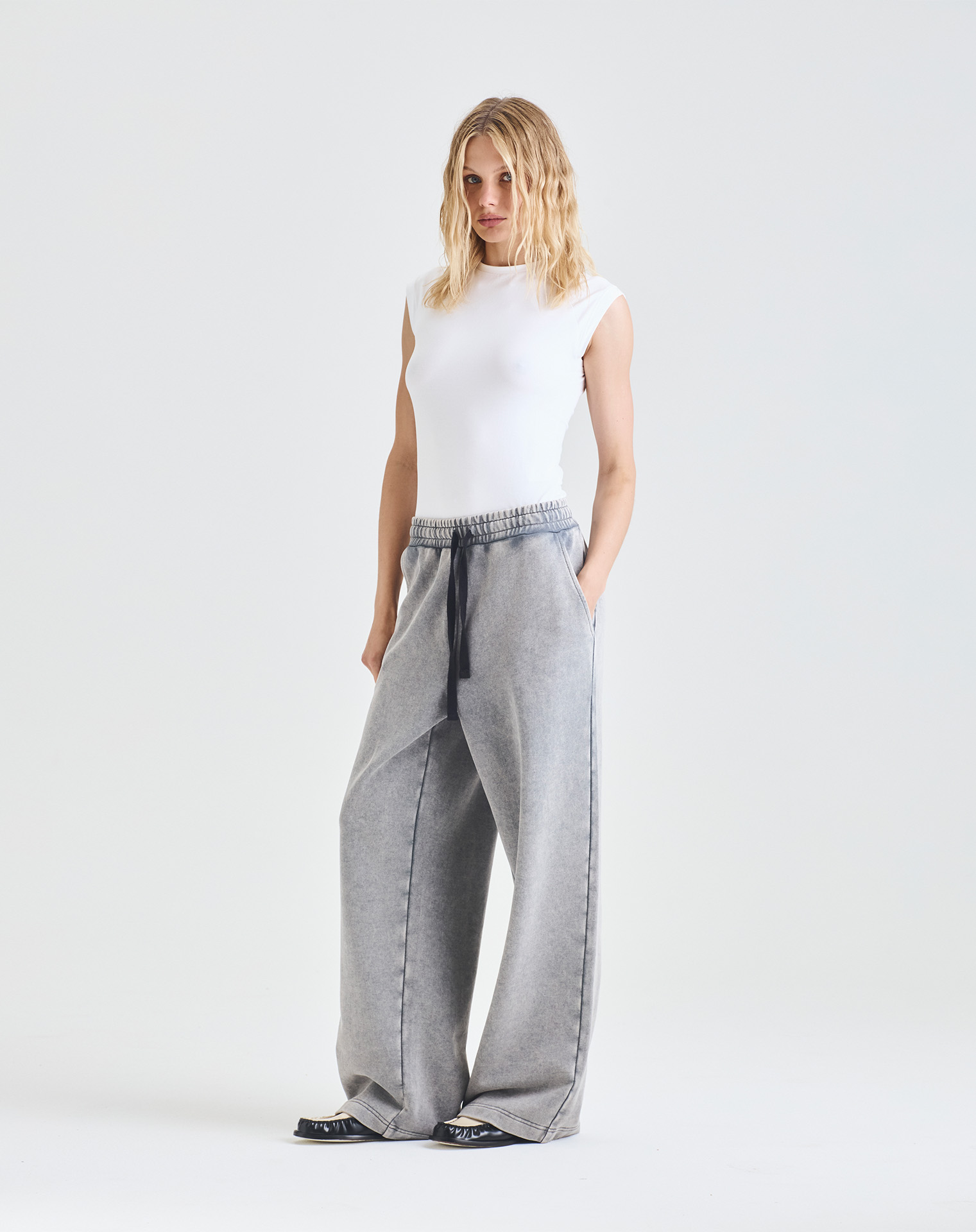 Спортивные оверсайз брюки серого цвета с эффектом варки