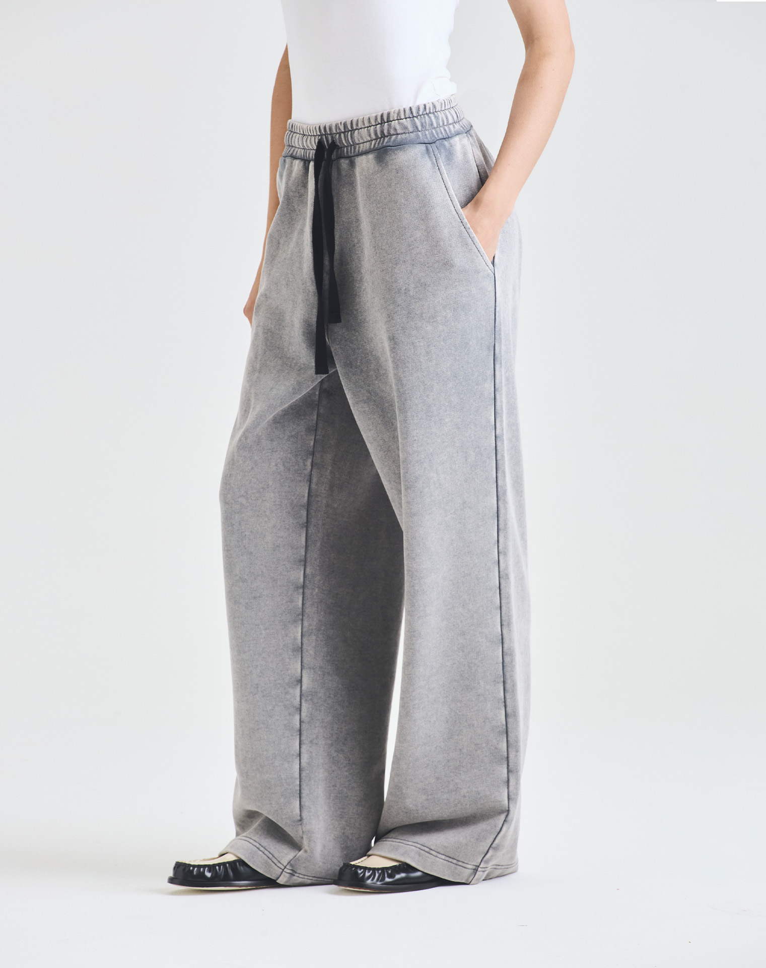 Спортивные оверсайз брюки серого цвета с эффектом варки