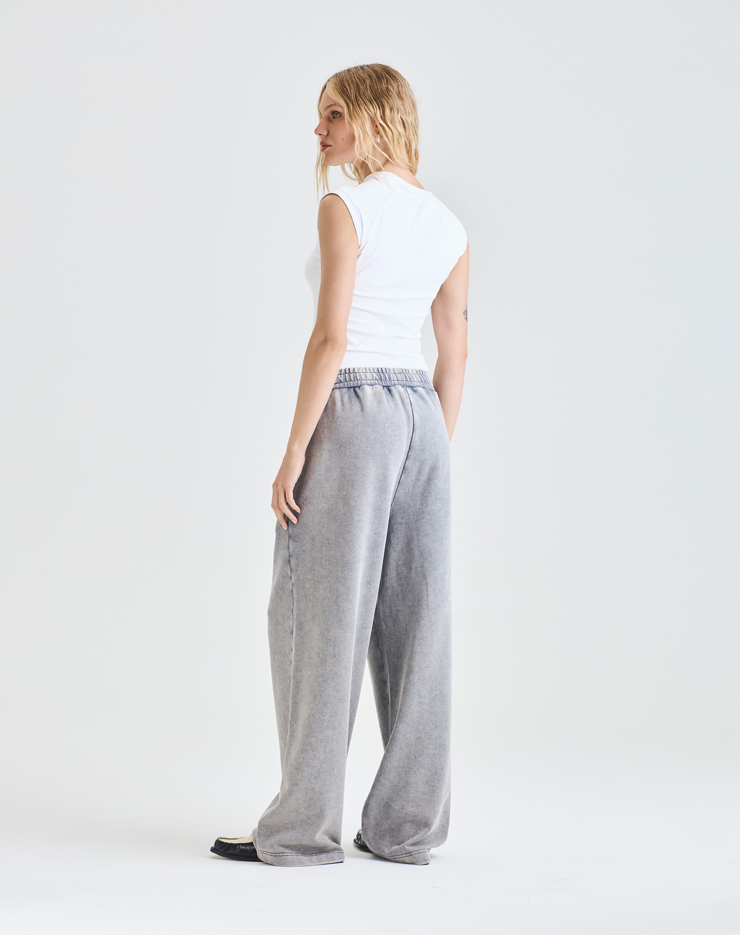 Спортивные оверсайз брюки серого цвета с эффектом варки