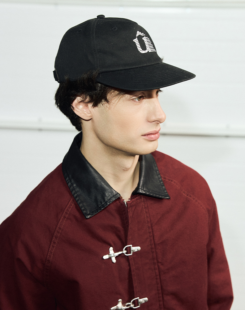 Чёрная кепка “Û”