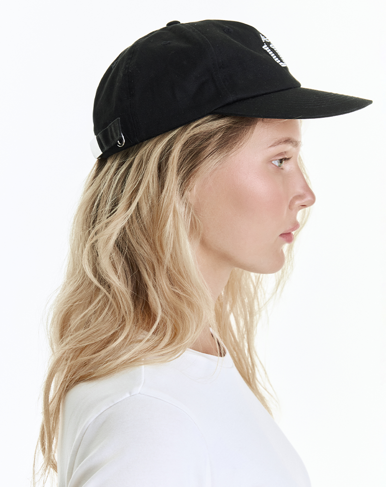 Чёрная кепка “Û”