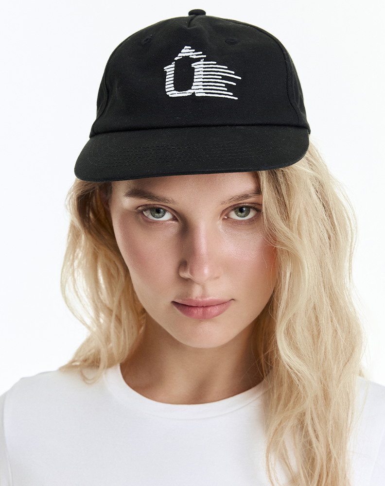 Чёрная кепка “Û”